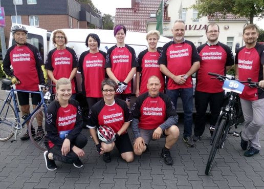 Für Blinde und Sehbehinderte: Radtour für Muskelkranke - Team der Bäckerei und Konditorei Schultze-Mühlenfeld, Wiefelstede