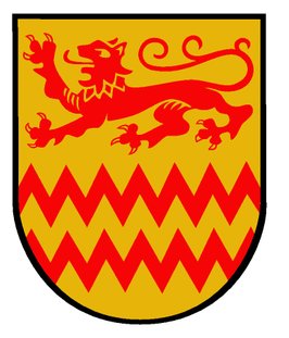 Wappen der Gemeinde Rastede, mit freundlicher Genehmigung der Gemeindeverwaltung Rastede. Das Wappen zeigt auf einem gelben Grund im oberen Teil einen roten, von rechts nach links schreitenden Löwen, darunter, etwa ab Wappenmitte, zwei Zick-Zack-Bänder, ebenfalls in rot.